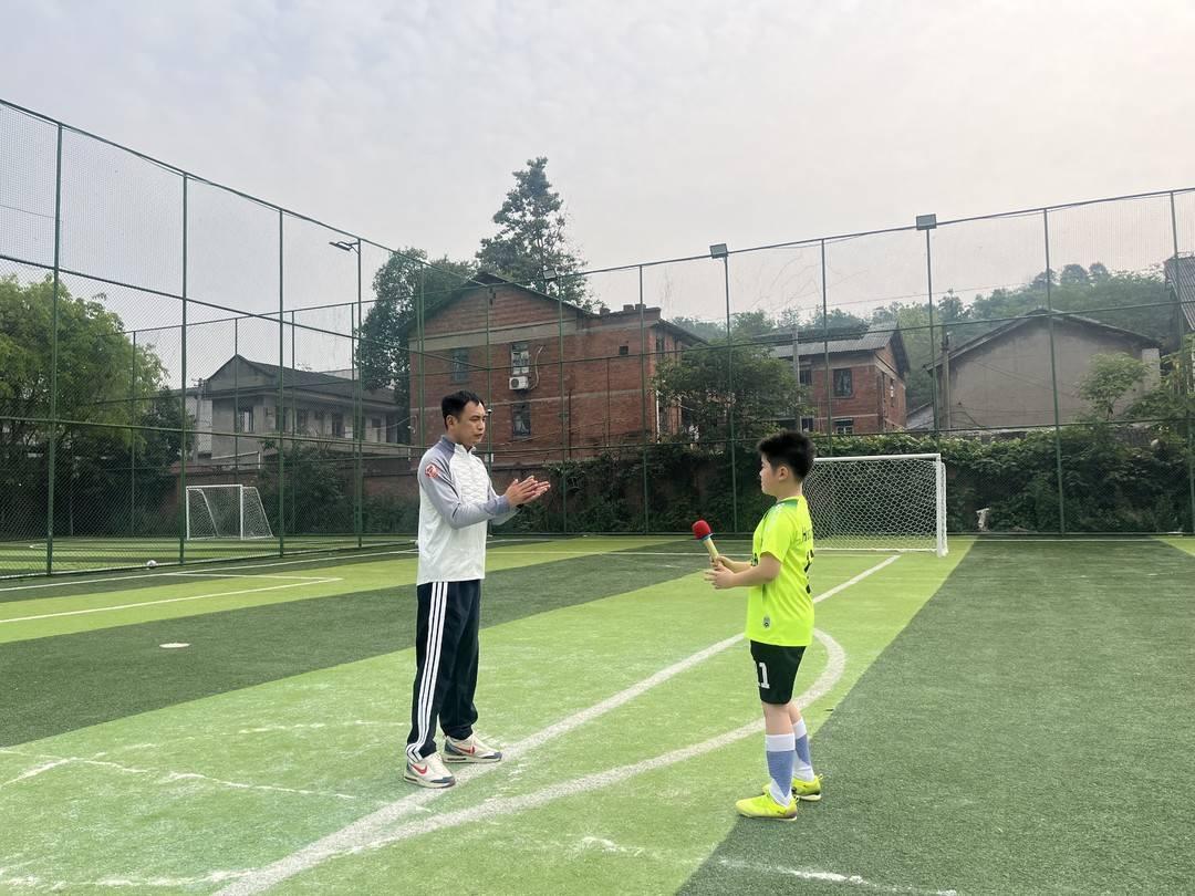 华体会登录入口-川超自贡球员现身塘坎上小学足球决赛 寄语学子：“享受比赛，勇敢踢球！”